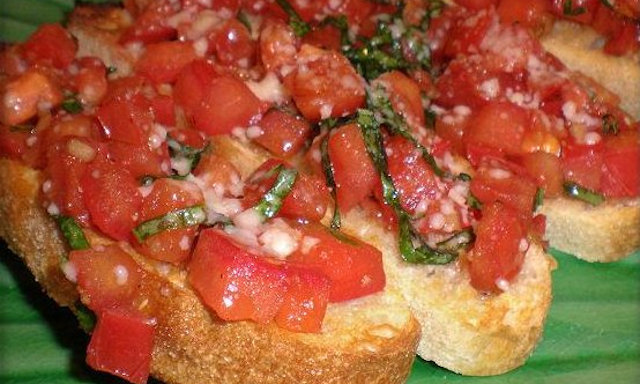 Pan tostado con tomate y albahaca
