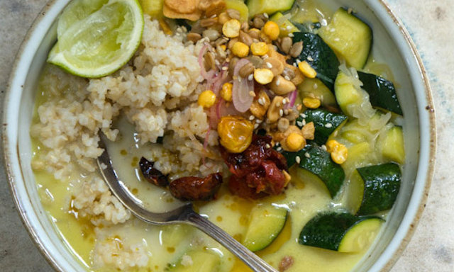 Sopa tailandesa con sukini
